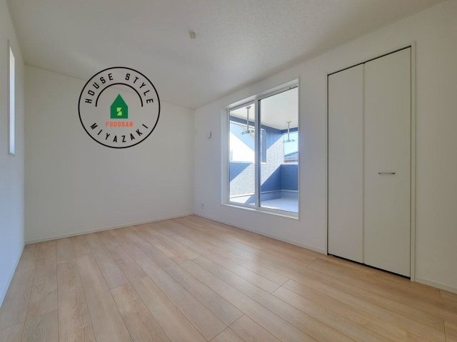 都城市上長飯町第3-2棟（2号棟）の寝室|主寝室には収納力に優れたクローゼットがありますので、お部屋もすっきり片付きます。