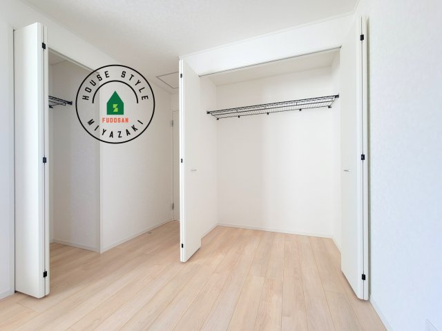 都城市上長飯町第3-2棟（2号棟）の収納|洋服や大きな荷物が多い方や人数の多いご家族などは、一般的なクローゼットよりもウォークインクローゼットのほうが使い勝手が良いです。