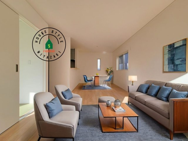 都城市上長飯町第3-2棟（2号棟）の居間・リビング|明るく開放的なリビングダイニングは豊かな陽光が注ぎ込み、やすらぎの空間を演出してくれます。ご家族で楽しいひとときをお過ごし下さい。※家具はCGを合成したものです。