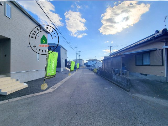 都城市上長飯町第3-2棟（2号棟）の前面道路含む現地写真|前面道路は閑静な住宅地をはしる車通りの少ない道路。お車の出し入れが苦手なママや小さなお子様にも安心ですね。しっかり舗装もされているので、ベビーカーや自転車で通っても快適に通行できます。