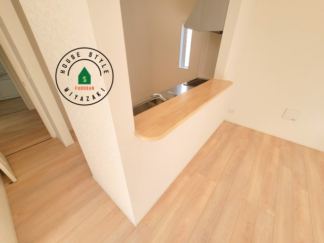 都城市上長飯町第3-2棟（2号棟）のダイニング|キッチンから立ち込める香りが今日の料理を期待させます。