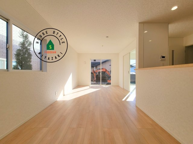 都城市上長飯町第3-2棟（2号棟）の居間・リビング|キッチンからリビングをしっかり確認できます。家族の笑顔があふれる空間になりそうですね。