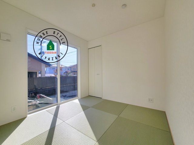 都城市上長飯町第3-2棟（2号棟）の和室|和室を上手に活用すると暮らし方の幅が広がります。例えば普段は開け放して、子供の小さいうちはお昼寝や遊びのスペースに。畳はソフトなので転んでもケガをしにくく安心です