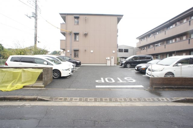 コンフォート新柏の駐車場