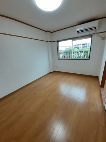 ドリーム栄の内装|風通しも良い寝室です☆