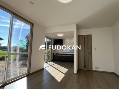 【居間・リビング】 | 鶴岡市稲生【中古住宅】 | 大きなリビングは家族の団欒の場として家庭を包みます。