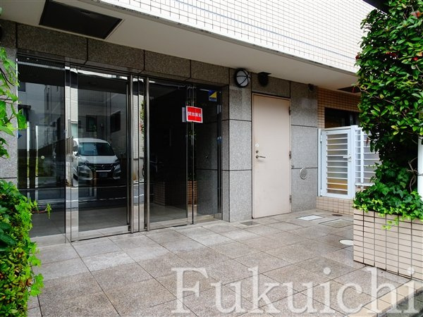 ワールドパレス学芸大学のエントランス