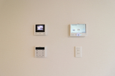 【その他】 | PREMILIFE牧 | 202　太陽光パワーコンディショナーリモコン・追い焚きリモコン・モニタ付きインターホン