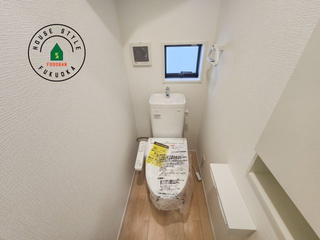 福津市西福間3丁目第6-2棟(2号棟)のトイレ|トイレ・ウォシュレット付。快適で衛生的な洗浄機能付温水シャワートイレです。収納や手すりもついてます。