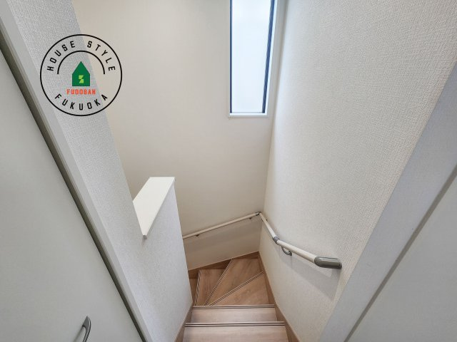 福津市西福間3丁目第6-2棟(2号棟)の内装|＜手すり付階段＞手すりがないと階段の昇り降りで危険なことはもちろん、壁に手をつきながら歩くことで壁紙が汚れやすくなります。すべての方に快適に昇り降りしていただくため、手すりを設置しました。