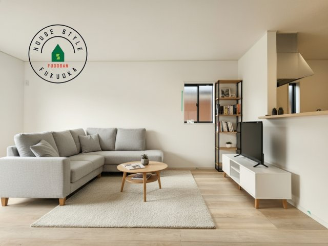 福津市西福間3丁目第6-2棟(2号棟)の居間・リビング|明るく開放的なリビングダイニングは豊かな陽光が注ぎ込み、やすらぎの空間を演出してくれます。ご家族で楽しいひとときをお過ごし下さい。※家具はCGを合成したものです。