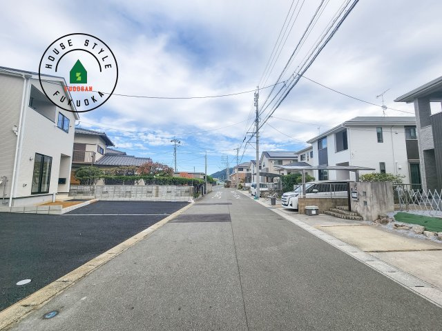 福津市西福間3丁目第6-2棟(2号棟)の前面道路含む現地写真|前面道路です。
