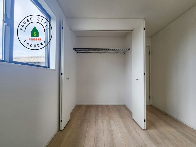 福津市西福間3丁目第6-2棟(2号棟)の収納|壁面クローゼットのメリットは、衣類が横一列に並ぶためひと目で洋服が選びやすいこと。衣類をたくさんお持ちの方も、限られたスペース内に無理なく収納することができます。