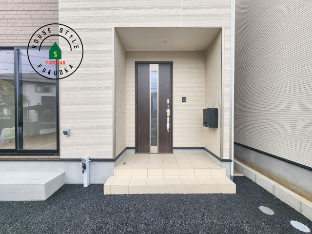 福津市西福間3丁目第6-2棟(2号棟)の玄関|地盤調査済 / 玄関へ向かうまでのアプローチに漂う上質が期待感をもたせます。玄関は建物の顔。落着きを醸し出した自己主張が心に訴えてきます。