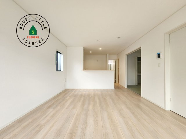 福津市西福間3丁目第6-2棟(2号棟)の居間・リビング|キッチンからリビングをしっかり確認できます。家族の笑顔があふれる空間になりそうですね。