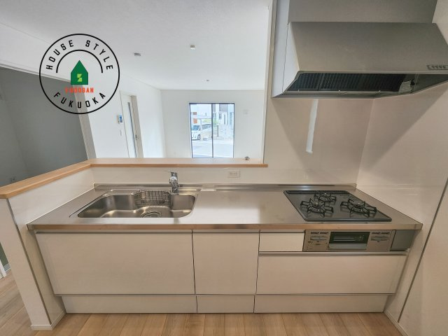 福津市西福間3丁目第6-2棟(2号棟)のキッチン|忙しい朝でも家族揃って食事をしたいゆとりあるダイニングスペース。