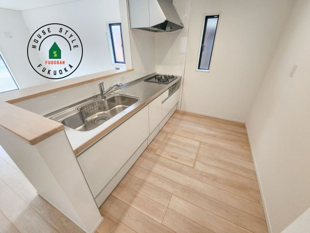 福津市西福間3丁目第6-2棟(2号棟)のキッチン|カウンターキッチンなら、リビングで遊ぶ子供の様子を見ながら料理ができるので安心です。料理を運んでもらったり、子供にお手伝いしてもらいやすいのもいいですね。