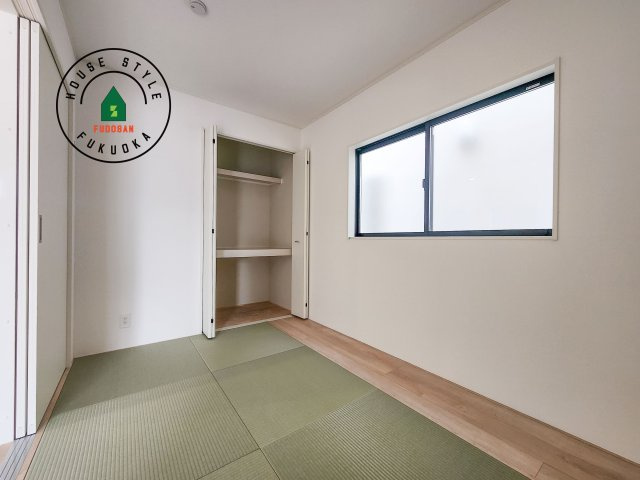 福津市西福間3丁目第6-2棟(2号棟)の和室|和室を上手に活用すると暮らし方の幅が広がります。例えば普段は開け放して、子供の小さいうちはお昼寝や遊びのスペースに。畳はソフトなので転んでもケガをしにくく安心です