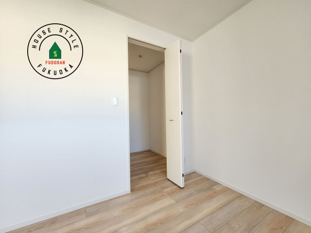 糟屋郡篠栗町田中1丁目第1-4棟（1号棟）の収納|【WIC（ウォークインクローゼット）】 たくさんの洋服をかけてもシワになりにくいウォークインクローゼット。洋服以外にも、普段使わない家電やスーツケース、ストック品など何でも片付く嬉しい空間です。