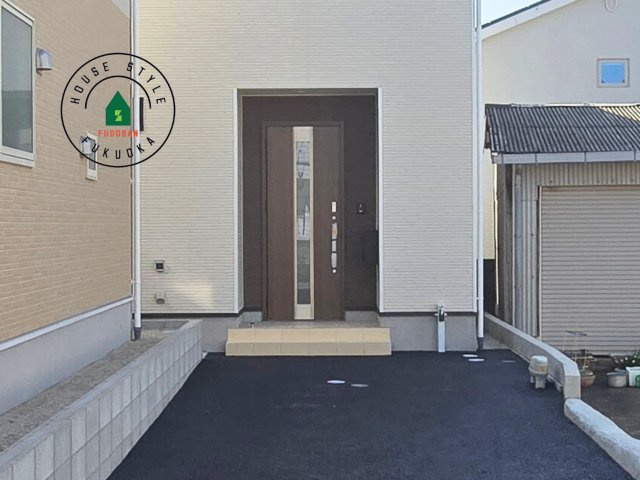 糟屋郡篠栗町田中1丁目第1-4棟（1号棟）の玄関|地盤調査済 / 玄関へ向かうまでのアプローチに漂う上質が期待感をもたせます。玄関は建物の顔。落着きを醸し出した自己主張が心に訴えてきます。