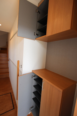 靴箱は上下に収納できます