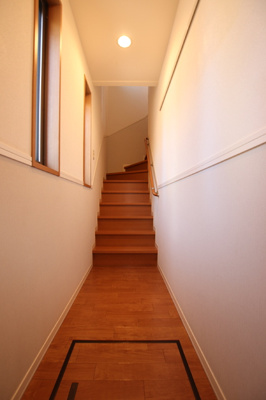 玄関から階段を上ります