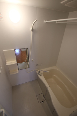 便利な追焚・浴室乾燥機付きバスルーム