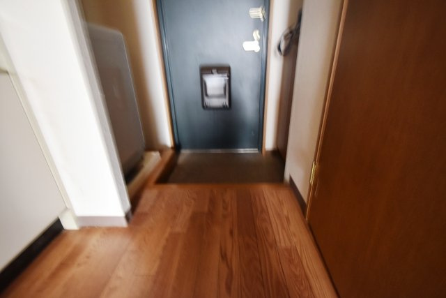 平和ビルの玄関