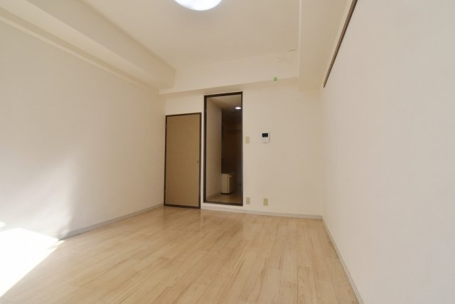 Royale離宮西宮の居間・リビング|明るい室内