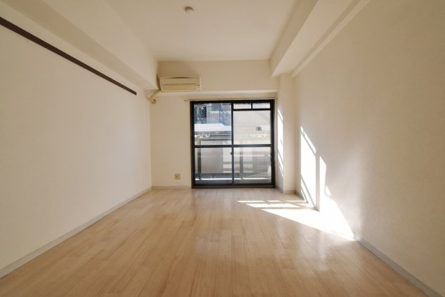 Royale離宮西宮の居間・リビング|洋室広いです