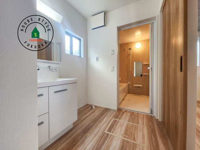 福岡市東区高美台1丁目第3-1棟（1号棟）の内観：施工例|ゆとりの洗面スペースで朝の身支度もスムーズに。暮らしを快適に変えるシャワー付洗面台です！