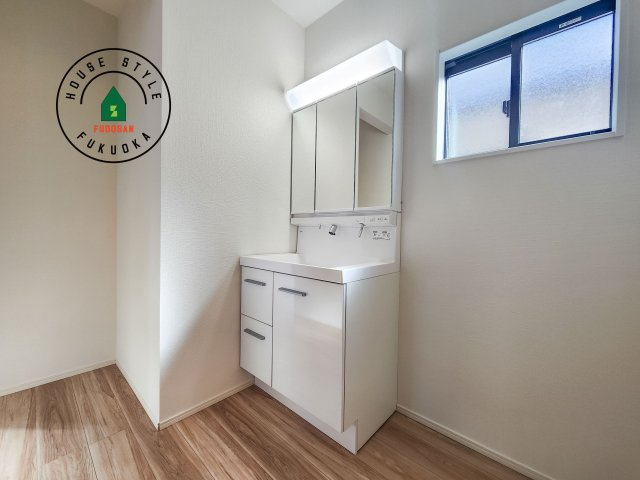 福岡市東区高美台1丁目第3-1棟（1号棟）の内観：施工例|毎日使うものだから清潔な空間を保ちたい水回り。洗面にはそんな願いを解消させてくれる収納アイデアが満載です。三面鏡の裏側にはキャビネットが現れ小物から背の高い物まで収納できます。