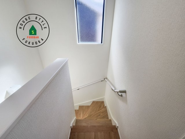 福岡市東区高美台1丁目第3-1棟（1号棟）の内観：施工例|階段からも明るい光が入ります。採光や通風も階段の重要な役割です。