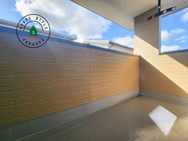 福岡市東区高美台1丁目第3-1棟（1号棟）の外観：施工例|風をしっかりと感じられるバルコニーでは、毎日が洗濯日和です。広々としているので洗濯も楽しくなるでしょうし、気分転換にバルコニーからの眺めを楽しむのもいいでしょう。