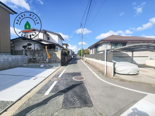 福岡市東区高美台1丁目第3-1棟（1号棟）の前面道路含む現地写真|前面道路は閑静な住宅地をはしる車通りの少ない道路。お車の出し入れが苦手なママや小さなお子様にも安心ですね。しっかり舗装もされているので、ベビーカーや自転車で通っても快適に通行できます。