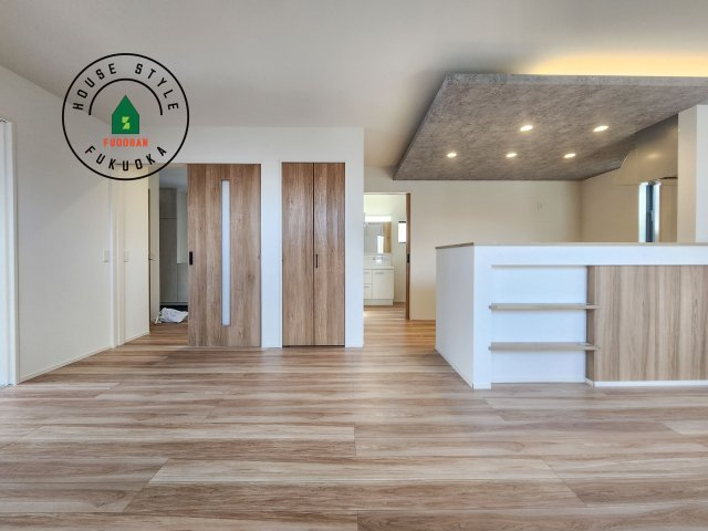 福岡市東区高美台1丁目第3-1棟（1号棟）の内観：施工例|ご家族を近くに感じられる対面キッチンのLDK。会話もはずみそうですね。