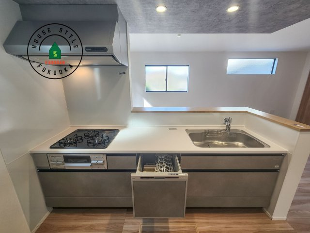福岡市東区高美台1丁目第3-1棟（1号棟）の内観：施工例|キッチン。グリル・食器洗い乾燥機・浄水器も完備。