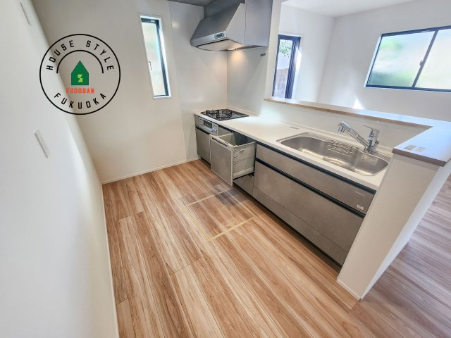 福岡市東区高美台1丁目第3-1棟（1号棟）の内観：施工例|ダイニングテーブルへの配膳がラクラク、お料理はかどるカウンター付きシステムキッチン！