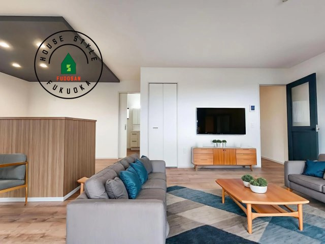 古賀市天神6丁目第1-2棟（1号棟）の居間・リビング|明るく開放的なリビングダイニングは豊かな陽光が注ぎ込み、やすらぎの空間を演出してくれます。ご家族で楽しいひとときをお過ごし下さい。※家具はCGを合成したものです。