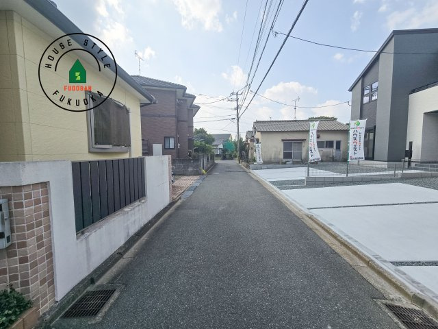古賀市天神6丁目第1-2棟（1号棟）の前面道路含む現地写真|前面道路は閑静な住宅地をはしる車通りの少ない道路。お車の出し入れが苦手なママや小さなお子様にも安心ですね。しっかり舗装もされているので、ベビーカーや自転車で通っても快適に通行できます。