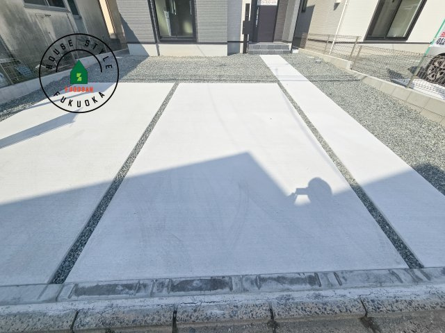 古賀市天神6丁目第1-2棟（1号棟）の駐車場|広々した駐車場になります。3台並列駐車となります。