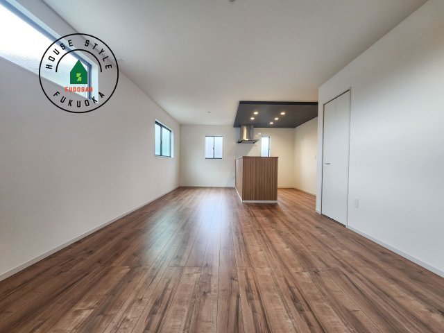 古賀市天神6丁目第1-2棟（1号棟）の居間・リビング|ご家族を近くに感じられる対面キッチンのLDK。会話もはずみそうですね。