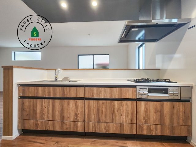 古賀市天神6丁目第1-2棟（1号棟）のキッチン|ダイニングテーブルへの配膳がラクラク、お料理はかどるカウンター付きシステムキッチン！