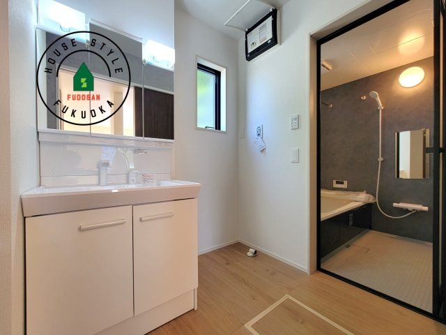 福津市福間南5丁目第5-3棟（2号棟）の内観：施工例|ゆとりの洗面スペースで朝の身支度もスムーズに。暮らしを快適に変えるシャワー付洗面台です！