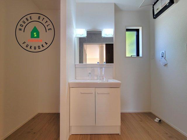 福津市福間南5丁目第5-3棟（2号棟）の内観：施工例|毎日使うものだから清潔な空間を保ちたい水回り。洗面にはそんな願いを解消させてくれる収納アイデアが満載です。三面鏡の裏側にはキャビネットが現れ小物から背の高い物まで収納できます。