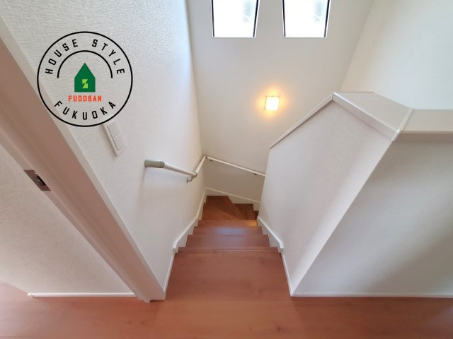 福津市福間南5丁目第5-3棟（2号棟）の内観：施工例|階段からも明るい光が入ります。採光や通風も階段の重要な役割です。