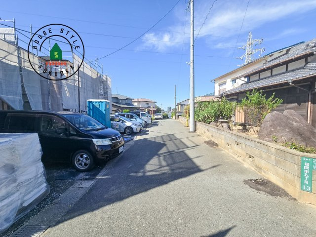福津市福間南5丁目第5-3棟（2号棟）の前面道路含む現地写真|前面道路は閑静な住宅地をはしる車通りの少ない道路。お車の出し入れが苦手なママや小さなお子様にも安心ですね。しっかり舗装もされているので、ベビーカーや自転車で通っても快適に通行できます。