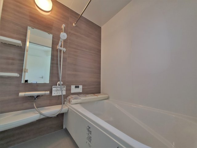 福岡市南区大平寺1丁目第10-2棟(2号棟)の内観：施工例|1日の疲れを癒してくれる広々バスルーム。雨の日のお洗濯にも大活躍な浴室乾燥機付です！