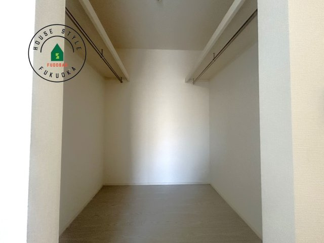 福岡市南区大平寺1丁目第10-2棟(2号棟)の内観：施工例|洋服や大きな荷物が多い方や人数の多いご家族などは、一般的なクローゼットよりもウォークインクローゼットのほうが使い勝手が良いです。