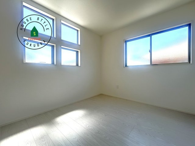 福岡市南区大平寺1丁目第10-2棟(2号棟)の内観：施工例|柔らかい陽光が差し込む明るいお部屋を演出する設計。彩光の取れる窓が気持ちの良いお部屋を創り上げます。